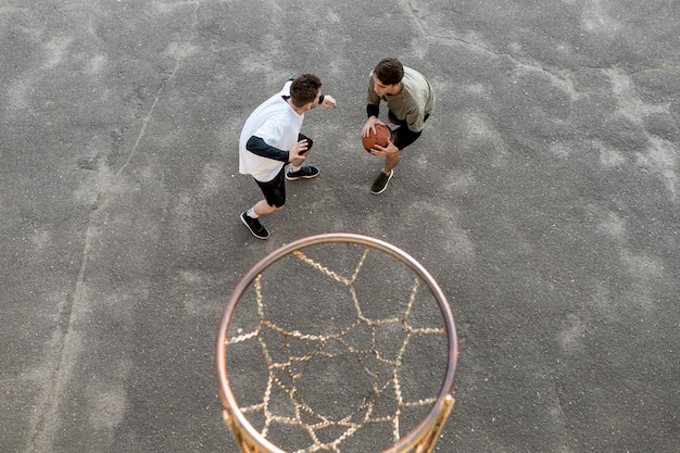 Gracze koszykówki miejskiej z wysokim widokiem