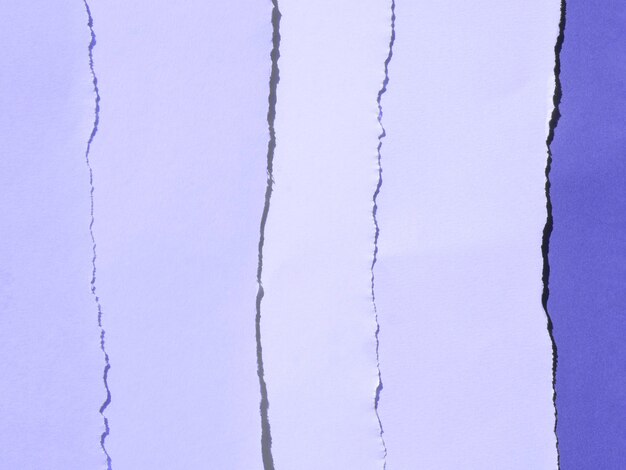 Gradientowa purpura abstrakcyjnej kompozycji z kolorowymi papierami