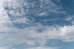 Bezpłatne zdjęcie gradientowe błękitne niebo z białymi chmurami
