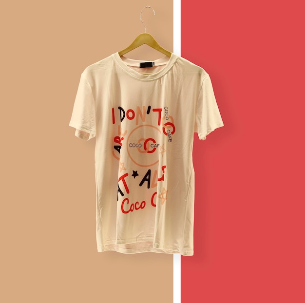 Graficzna koszulka Modny projekt makieta prezentowana na drewnianym wieszaku