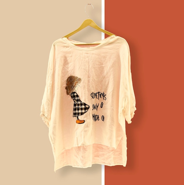 Bezpłatne zdjęcie graficzna koszulka modny projekt makieta prezentowana na drewnianym wieszaku