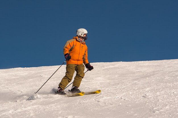 Grandvalira, Andora - 03 stycznia 2021: Młody człowiek na nartach w Pirenejach w ośrodku narciarskim Grandvalira