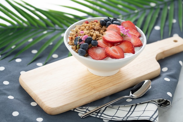 Granola jogurt truskawkowyśniadanie w zdrowej porannej diecie