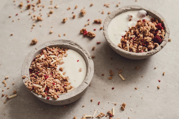 Bezpłatne zdjęcie granola. pyszne śniadanie na stole