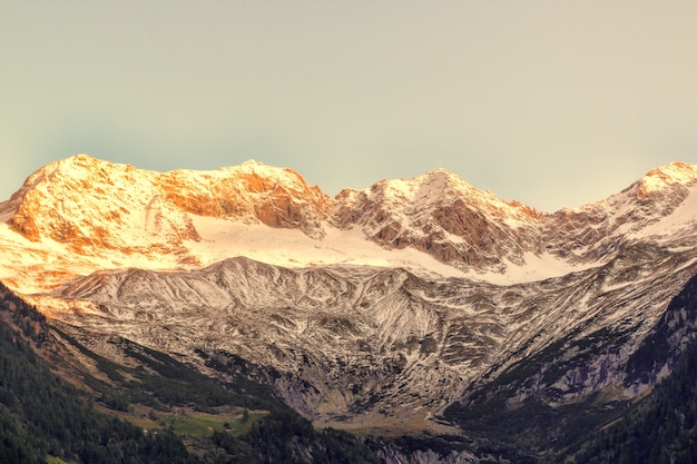 Bezpłatne zdjęcie gray snowy mountain