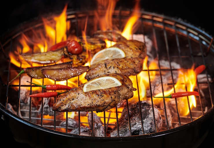 Bezpłatny plik Zdjęcie grillowana pierś z kurczaka na płonącym grillu z grillowanymi warzywami, pomidorami, ziołami, cytryną, rozmarynem. zdrowe menu na lunch.