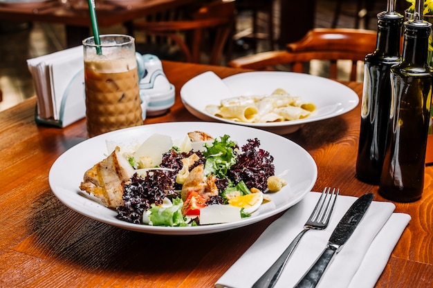 Grillowana sałatka z kurczaka z sałatą, parmezanem, farszem pomidorowym, chlebem i sosem