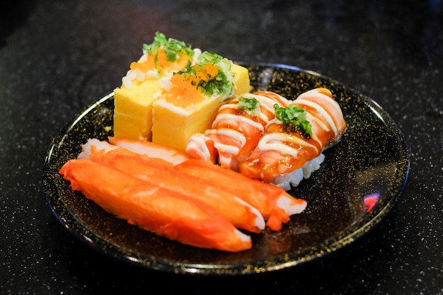 Grillowany łosoś toro (sake nigiri), omlet walcowany (tamagoyaki), imitacja pałeczki kraba