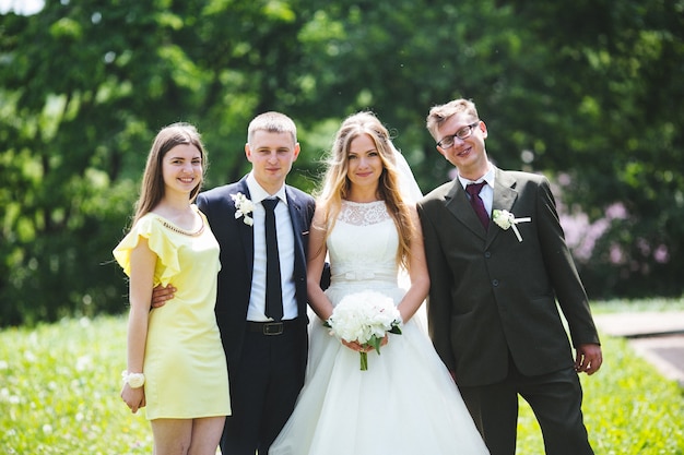 Bezpłatne zdjęcie groom i oblubienica z przyjaciółmi