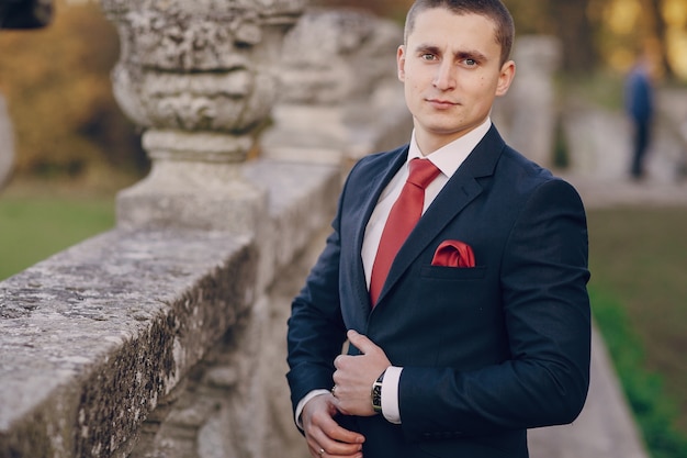 Groom trzymając się za brzuch