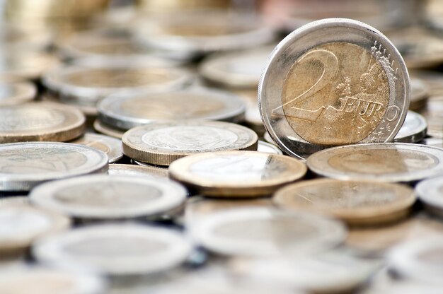Grungy 2 euro monety z monetami na tle