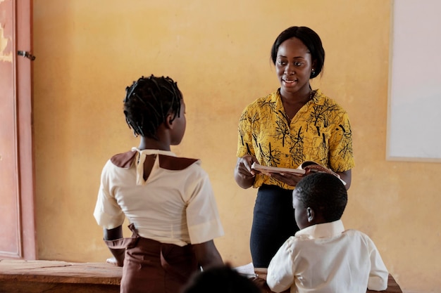 Grupa afrykańskich dzieci, zwracając uwagę na klasę