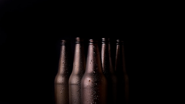 Grupa czarnych butelek piwa