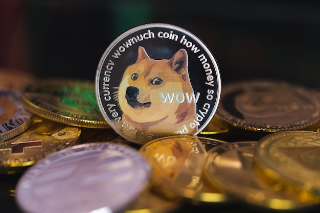 Grupa Dogecoin Doge Zawiera Wszystkie Monety Kryptowalutowe Bitcoin, Ethereum Eth, Symbol Binance Coin Premium Zdjęcia