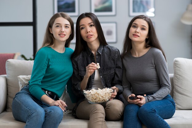Grupa dorosłych kobiet wspólnie ogląda film