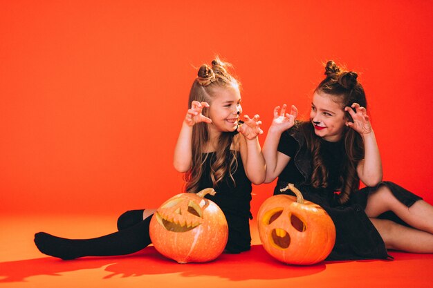 Grupa dziewcząt ubranych w kostiumy na halloween w studio