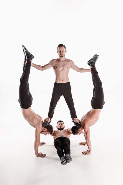 grupa gimnastycznych akrobatycznych mężczyzn rasy kaukaskiej na pozie równowagi