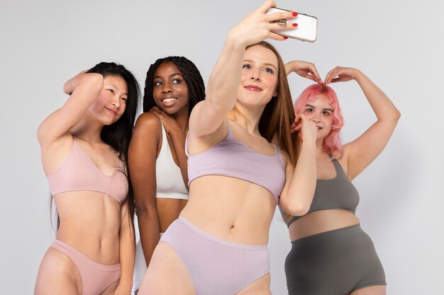 Grupa kobiet razem przy selfie