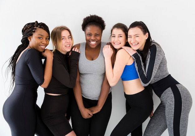Bezpłatne zdjęcie grupa kobiet spotykających się na zajęcia fitness