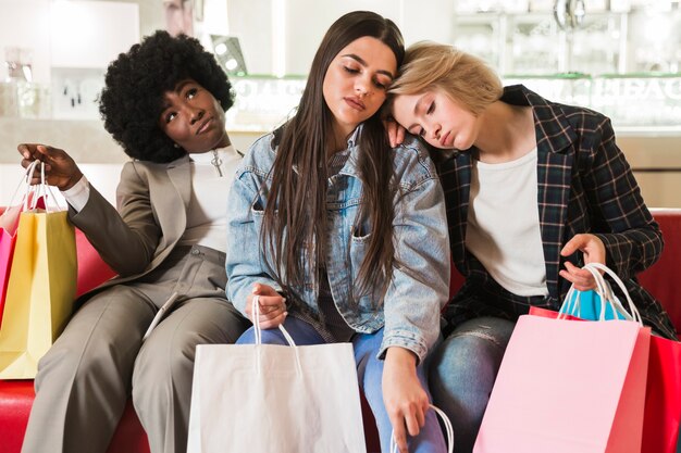 Grupa kobiet zmęczonych po zakupach