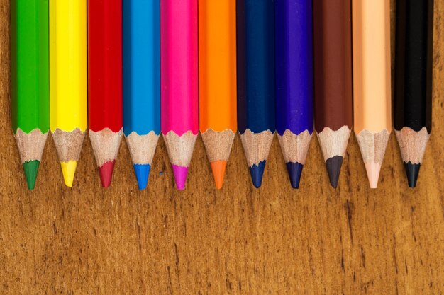 Grupa kolorowych ołówków na stole