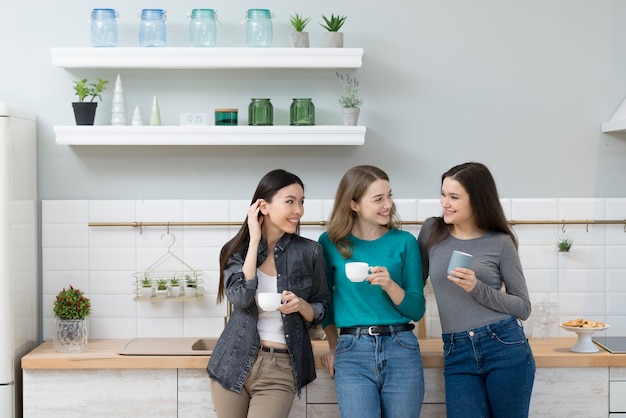 Bezpłatne zdjęcie grupa ładne młode kobiety ma kawę wpólnie