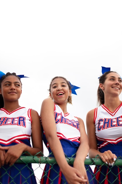 Grupa ładnych nastolatek cheerleaderek w uroczych mundurach
