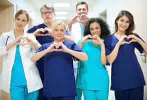 Bezpłatne zdjęcie grupa lekarzy z symbolem serca