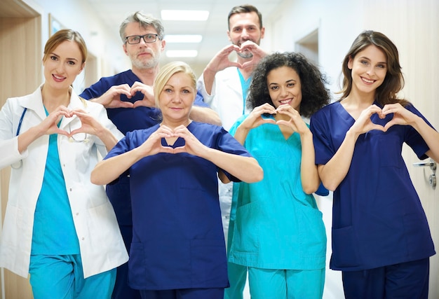 Grupa lekarzy z symbolem serca