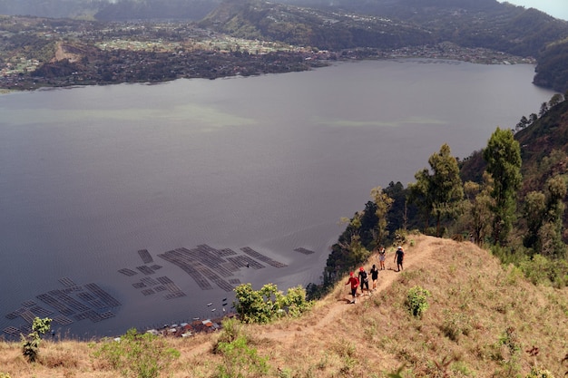 Bezpłatne zdjęcie grupa ludzi idących na trekking. bali