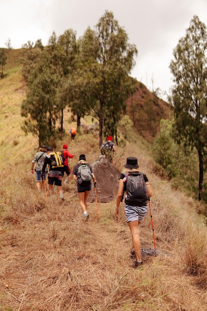 Grupa ludzi idących na trekking. Bali