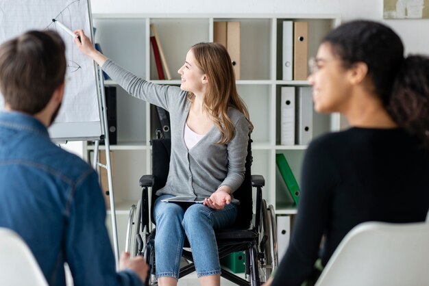 Grupa ludzi pracujących razem nad projektem