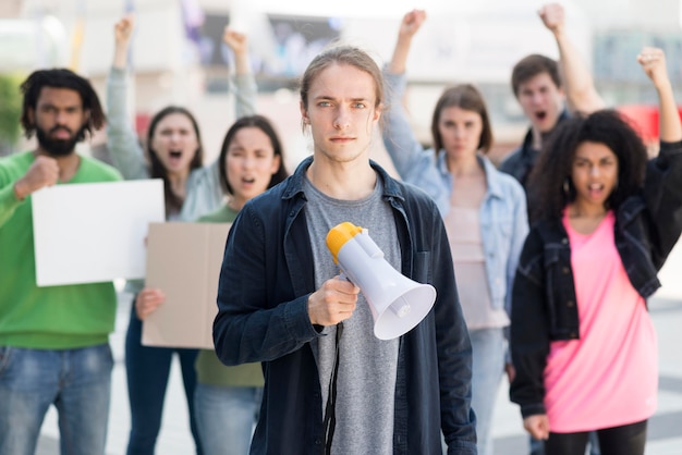 Grupa ludzi protestujących i korzystających z megafonów