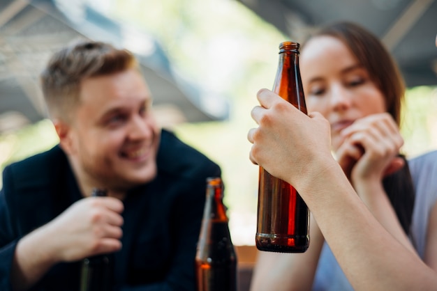 Grupa ludzi świętuje picie alkoholu