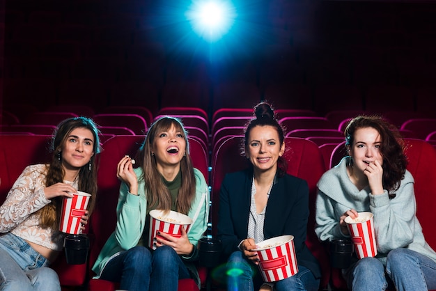 Bezpłatne zdjęcie grupa młodych ludzi w kinie