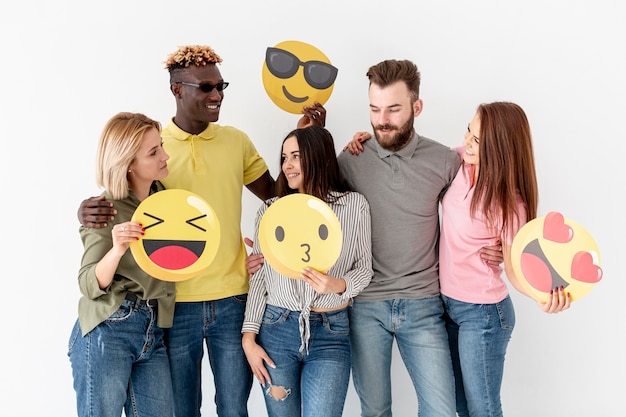 Grupa młodych przyjaciół z emoji