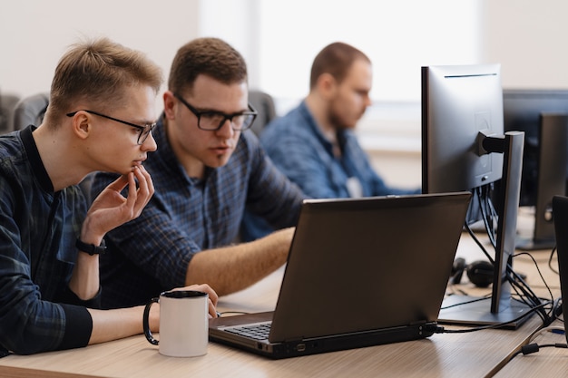 Bezpłatne zdjęcie grupa młodzi ludzie biznesu pracuje w biurze