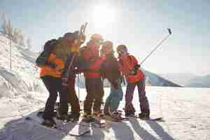 Bezpłatne zdjęcie grupa narciarzy przy selfie na telefon komórkowy