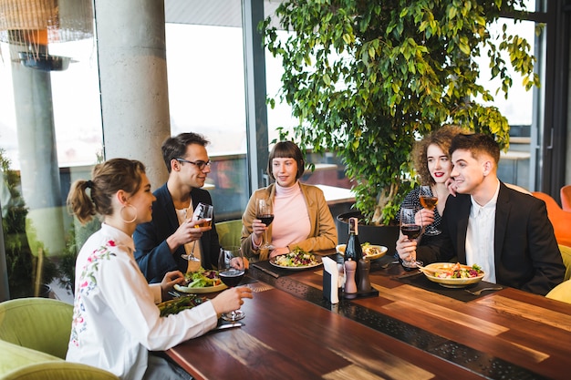 Bezpłatne zdjęcie grupa przyjaciele je w restauraci