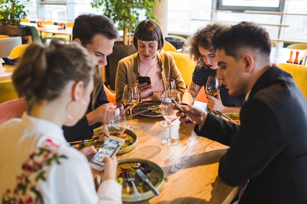 Grupa przyjaciele je w restauraci