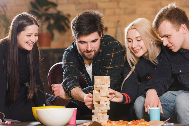 Grupa przyjaciół na imprezie