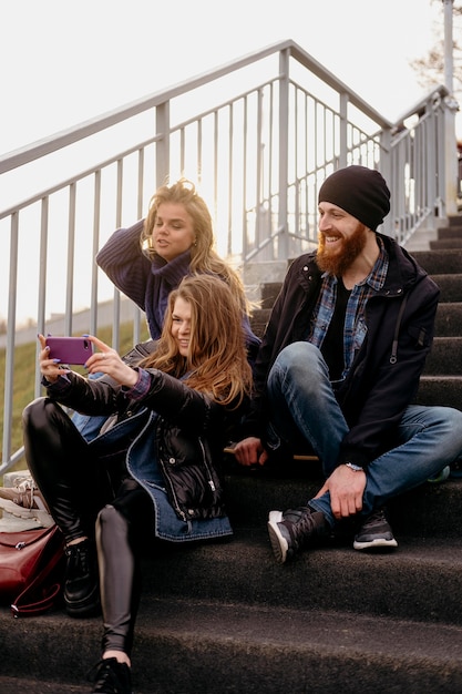 Grupa przyjaciół przy selfie na schodach