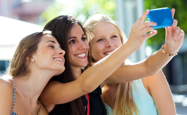 Grupa przyjaciół przy selfie na ulicy.