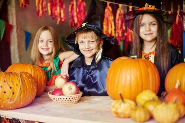 Grupa przyjaciół spędzających razem Halloween dzień