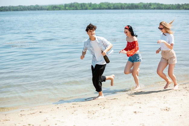 Grupa przyjaciół świętuje na plaży