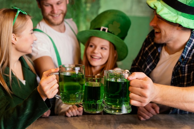 Grupa Przyjaciół świętuje św. Patrick's Day Razem W Barze Z Napojami