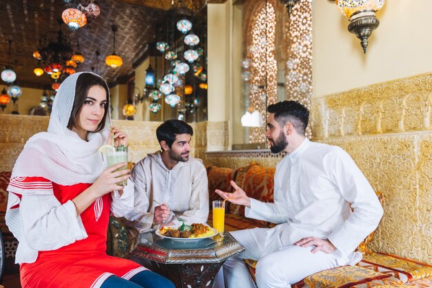 Grupa przyjaciół w arabskiej restauracji