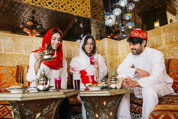 Bezpłatne zdjęcie grupa przyjaciół w arabskiej restauracji