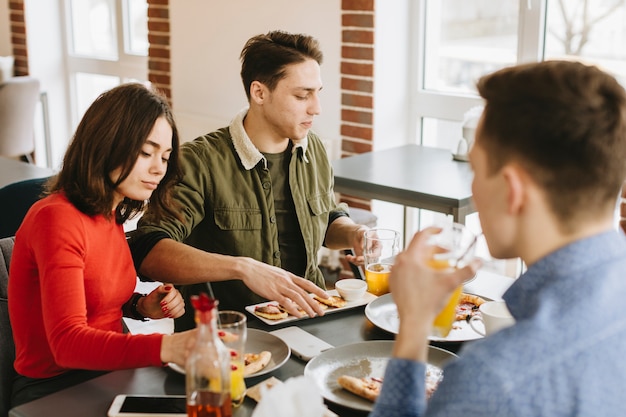 Grupa przyjaciół w restauracji