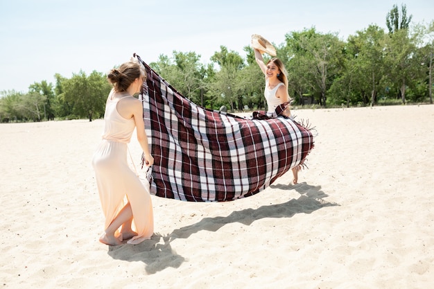 Grupa przyjaciół, zabawy na plaży